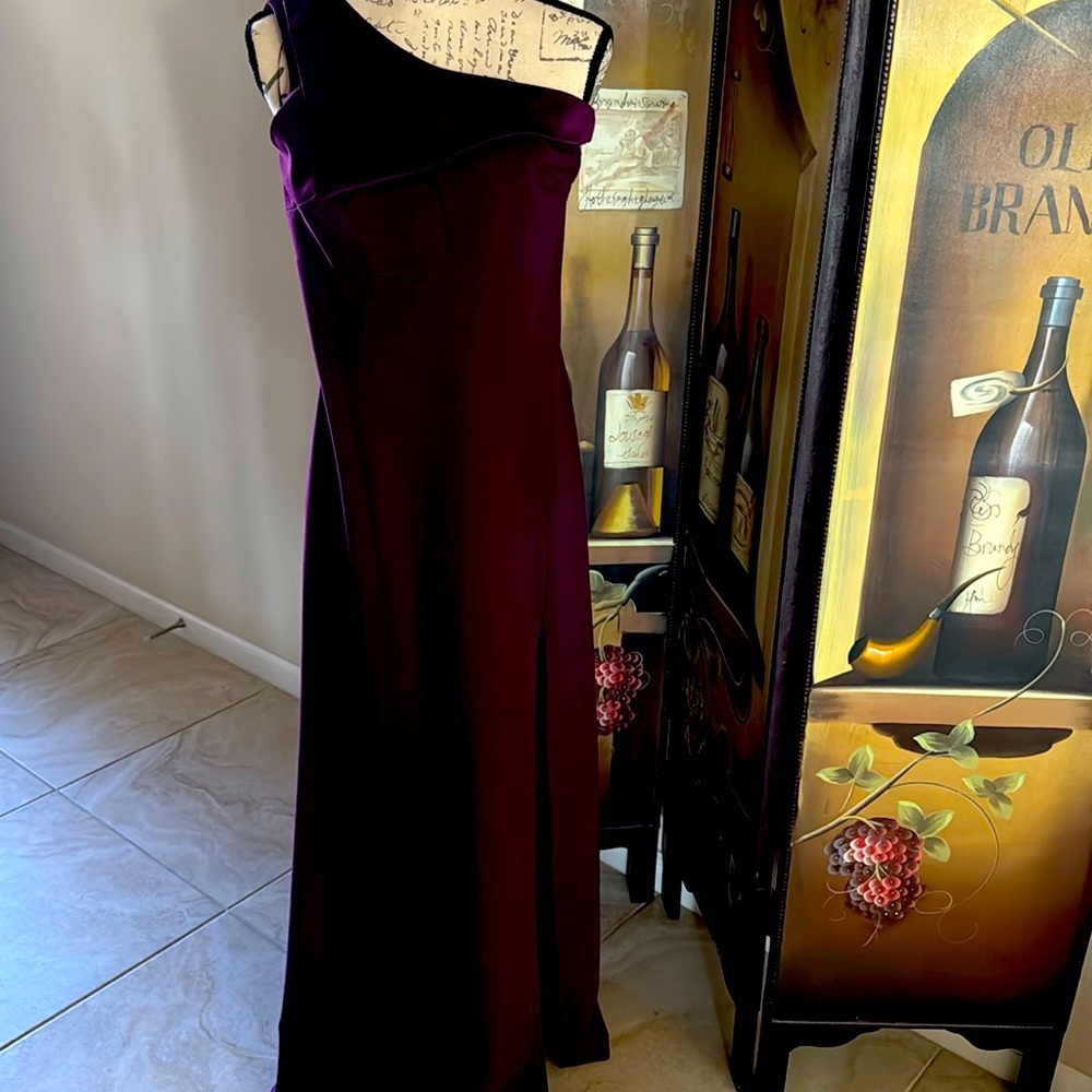 Long beautiful dress with drape off left shoulder nice slit on left leg